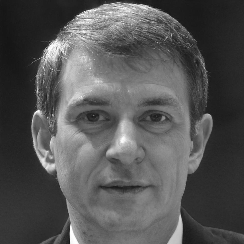 Dr. Carlos Mendoza, Director de Estrategia Financiera